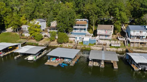 Spacious Balconies and Kayaks at Your Doorstep - Charming Waterfront Escape