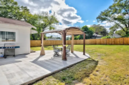 Cozy Outdoor Seating and Fully Equipped Kitchen - Charming Family Retreat