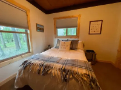 Stunning Lake Views and Spacious Living Areas - Amazing Escape