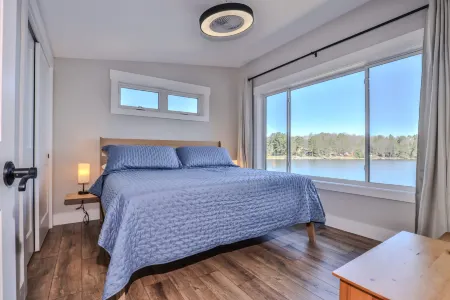 Shoreview Sunset Cottage