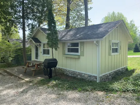 Charming Cabin with Gas Grill and Picnic Area - Cozy Retreat