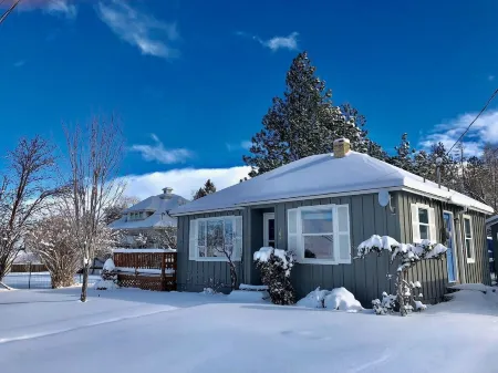 Mountain View Cottage, Walk Everywhere, Huge Fenced Yard