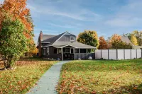 Private Hot Tub and Spacious Outdoor Patio - Luxurious Getaway