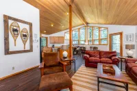 Private Hot Tub and Scenic Forest Views - Charming Tranquil Retreat