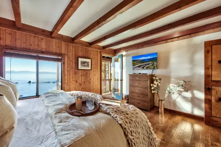 Lakeshore Experience and Entertaining Deck - Stunning Luxury Retreat