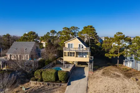 Cozy Living Space and Screened-in Porch - Inviting Coastal Retreat Отели рядом с достопримечательностью «Life is Good»