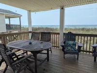 Beachfront 2-bedroom cottage with breathtaking view and just steps to the beach