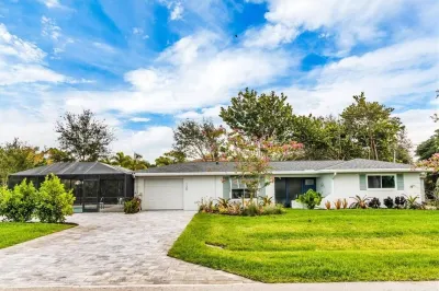 Bonita By The Beach: Heated Swimming Pool - Tropical Yard! Hotels near Sunburst Center