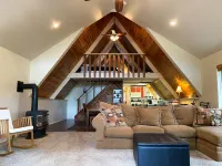 Cozy Cabin with Fireplace and High-Speed Internet - Charming Rustic Retreat Hôtels à : Comte de Coconino