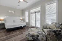 Lagoon Pool Access and Beach Proximity - Exquisite Coastal Haven