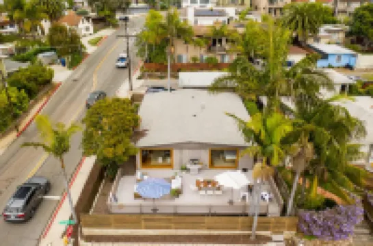 Elevated Home with Stunning Ocean Views - Luxurious Coastal Retreat