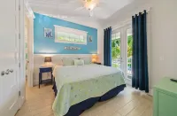 Heated Pool and Outdoor Lounge - Charming Island Retreat Alvin's Island - Holmes Beach, FL 34217. #753附近的飯店