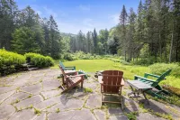 Private Hot Tub and Stargazing Oasis - Cozy Contemporary Escape