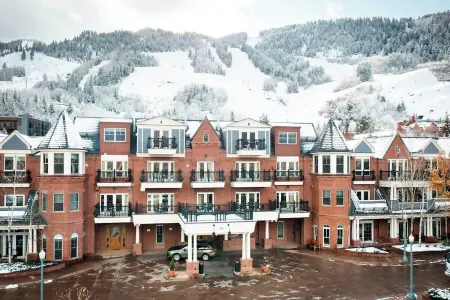 2-BR/2BATH Owner Direct 2nd Flr Face slope over Firepit Sleep 4, Отели рядом с достопримечательностью «Aspen Highlands»