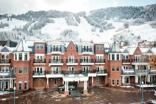 2-BR/2BATH Owner Direct 2nd Flr Face slope over Firepit Sleep 4,