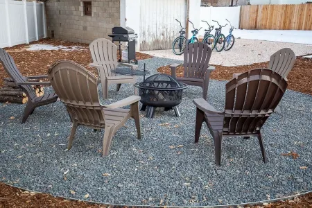 Couples Getaway | Walk to Unc | Free Cruiser Bikes