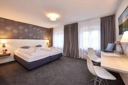 Hotel Alter Wirth Отели в г. Мюнзинг