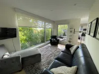 Sunny Modern Oasis in Portland’s Trendy East End ポートランドのホテル