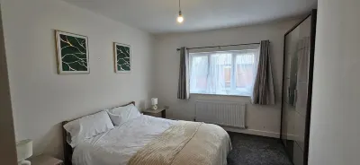 Citrine Suite 4 Bed House in Stoke on Trent Отели рядом с достопримечательностью «Колледж Сток-Он-Трент»