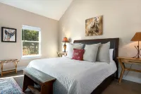 Luxury Cottage with Views Fireplace & Grill!
