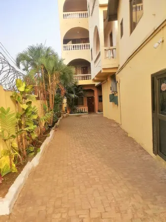 Vacation Inn Hotel Отели рядом с достопримечательностью «Университет Докса Опен в Абро Медия Кампус»