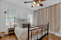 Willkommen to Pink Haus 1 Mile to Main Street! Hotels in Fredericksburg