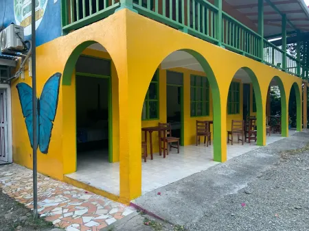 Cabinas Manzanillo Caribe Отели в г. Мансанильо