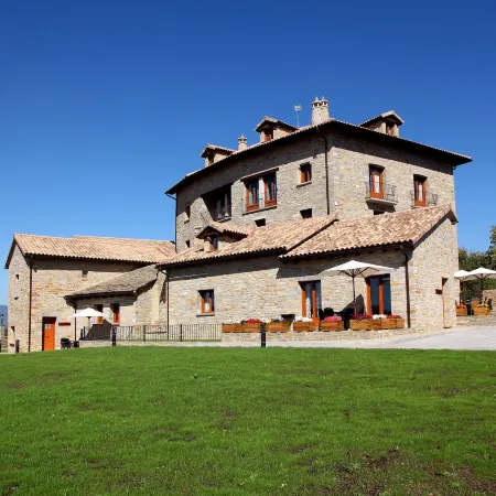 Casas Pirineo Aínsa: Historic Palace & Garden
