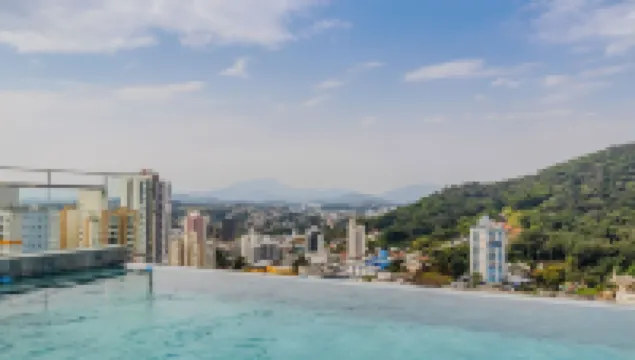 RUP Studios Equipados em Prédio Piscina