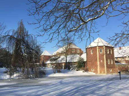 Hotel Schloss Wilkinghege Отели в г. Нордвальде