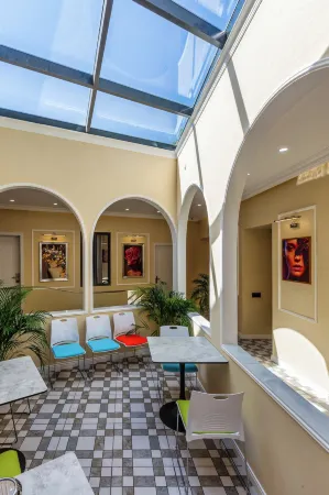 Hillside City Center Hotel Отели рядом с достопримечательностью «Площадь Фонтанов»