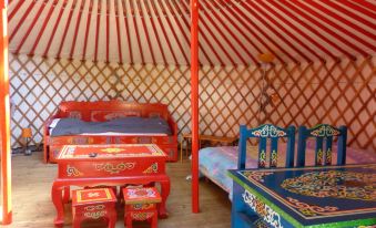 Le Village Insolite Yourte et Roulotte