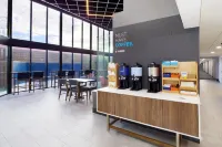 Holiday Inn Express & Suites Phoenix-Tempe