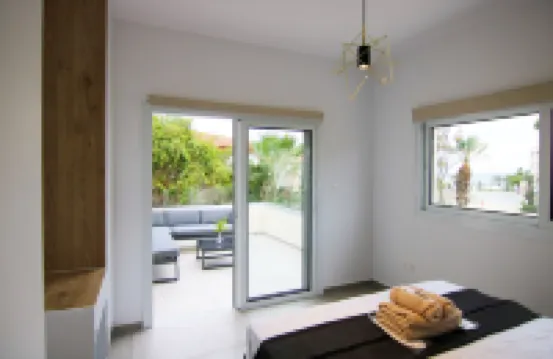 Phaedrus Living: อพาร์ทเมนท์ริมทะเล มอเดิร์น ฟลัต ลิมนาเรีย 123 โรงแรมใกล้โบสถ์พานาเกียคริสซอโรกีอาทิสซา