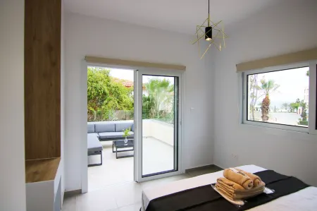 Phaedrus Living: Seaside Modern Flat Limnaria 123 Отели рядом с достопримечательностью «Крепость города Пафос»