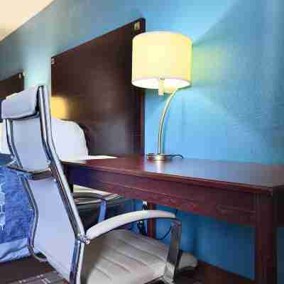 American Inn Cedar Rapids South Rooms