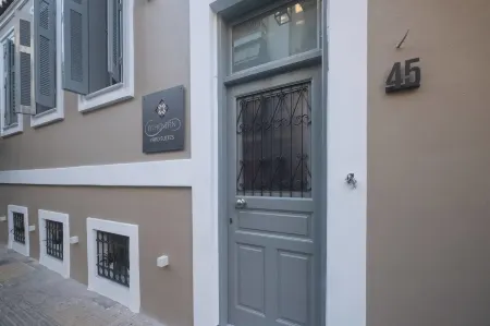 Athenian Yard Suites