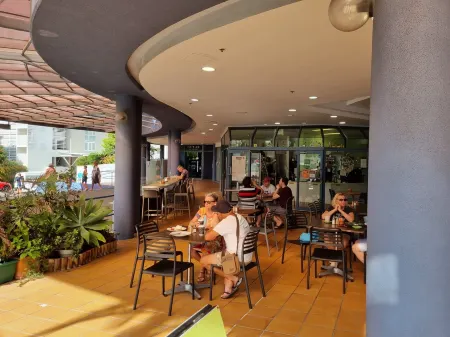 Centrepoint Apartments Caloundra Отели в г. Калаундра