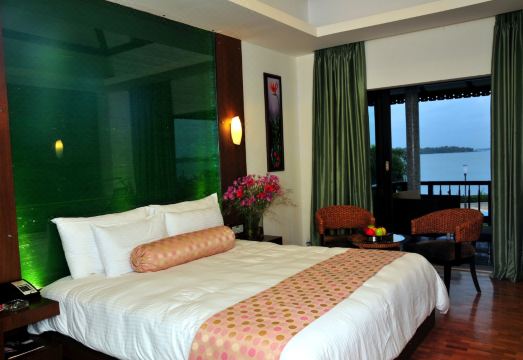 호숫가 전망 리조트