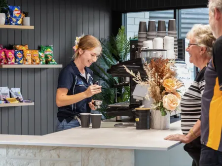 Blue Lake Holiday Park Отели рядом с достопримечательностью «Кейв Гарден»