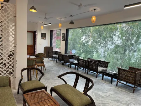 Crestmont Snow View Resort Ranikhet Отели рядом с достопримечательностью «Golu Devta temple»