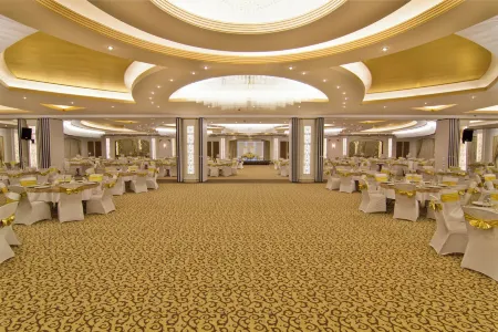 Grand Altuntas Hotel Отели рядом с достопримечательностью «Аксарайский университет»