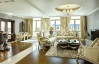 Royal Maxim Palace Kempinski Cairo Отели рядом с достопримечательностью «Канадский международный колледж - CIC»