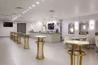 Ramada by Wyndham DFW Airport - bar