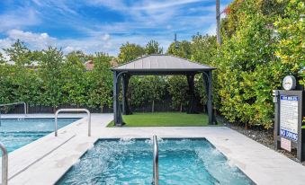 Lux Retreat by Renzzi