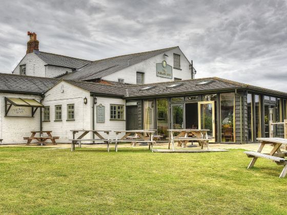 Narrowboat at Weedon