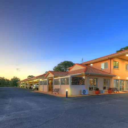 Country Roads Motor Inn