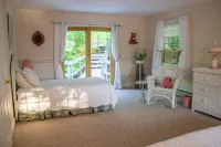 Lake front home with in-deck outdoor hot tub and spectacular lake views! Hotels in Eden