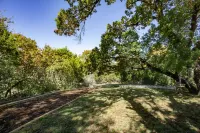 Casita Montalbano - Sleeps 8 to 10 - Private River Access - Pet Friendly Cabin