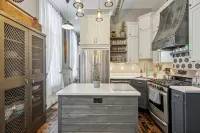 The Loft Buchanan - Chic Industrial Loft in Historic Downtown